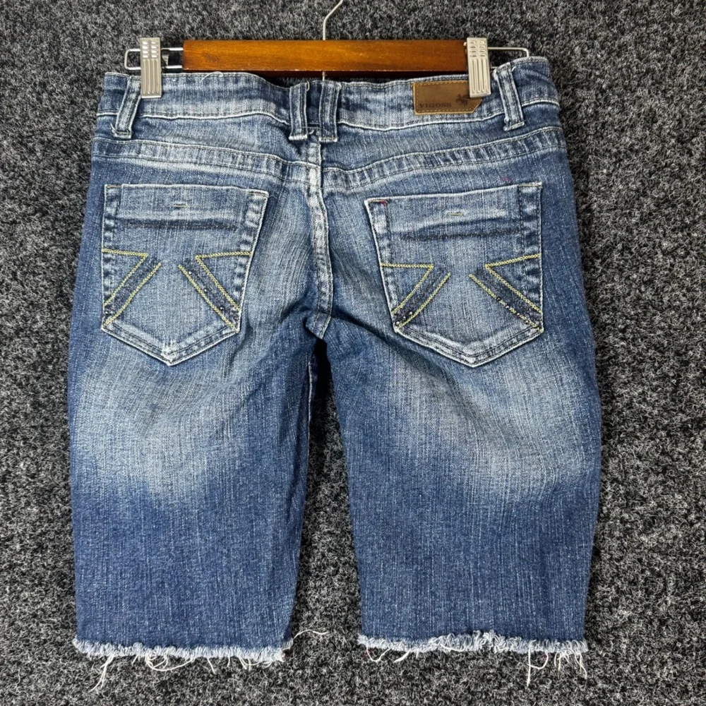 Vigoss Bermuda Denim Shorts Womens 3/4 27 Med Wash Frayed Hem Stretch Low Rise